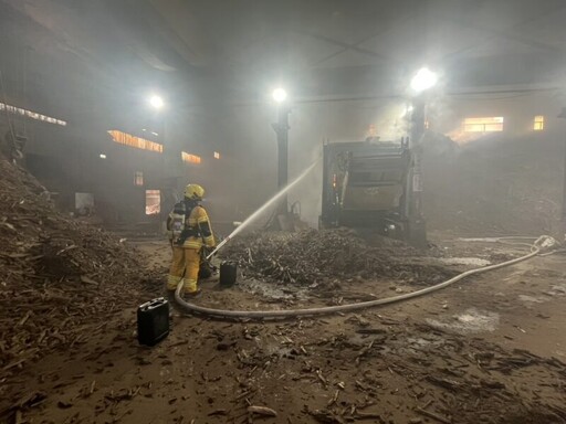 小港木材工廠陷火海 消防車急速馳援成功滅火