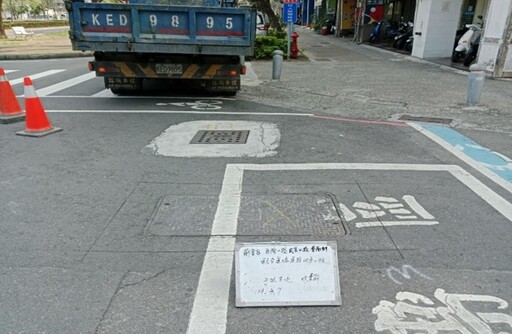 防路口轉彎處打滑 高市寬頻孔蓋下地