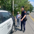 盛夏中午豔陽高照 獨居老人迷途東勢警護送返家