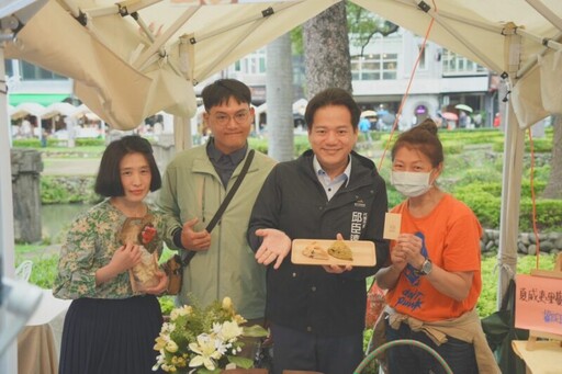 竹市椪柑市集護城河畔熱鬧登場 邱臣遠與逾千民眾體驗手作樂趣