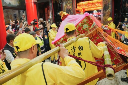 白沙屯媽祖10天9夜徒步進香啟程 「粉紅超跑」直衝北港