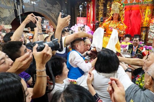 白沙屯媽祖10天9夜徒步進香啟程 「粉紅超跑」直衝北港