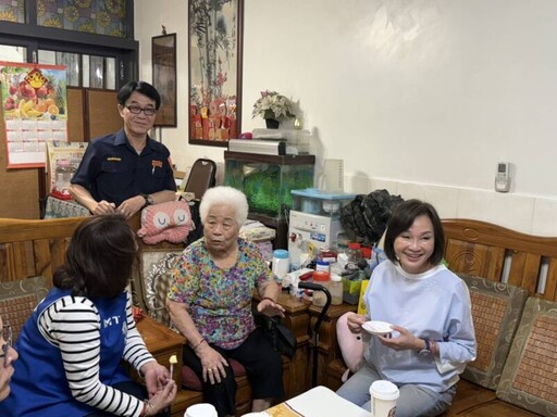 高雄警眷獲頒全國警察模範母親 柯志恩親自拜訪祝福母親節快樂