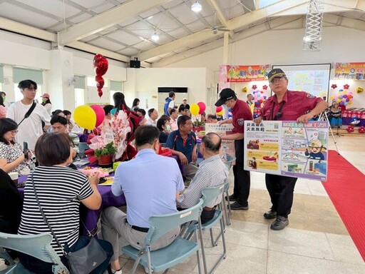 杉林消防隊母親節前辦防火宣導 居民學習滅火器操作技巧