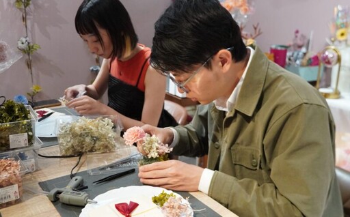 高雄青創花攤成功轉型店面教室 推出母親節限定花藝禮盒與甜點聯名