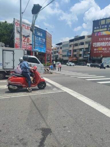豐原警護送拾荒嬤安全穿越馬路 蔚為烈日下的溫柔力量