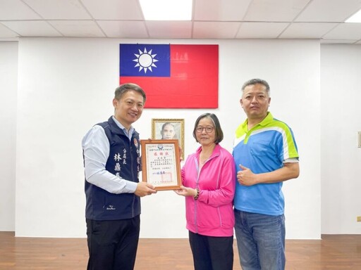 中藥行致贈蔘蔘不息 感謝壢警守護治安