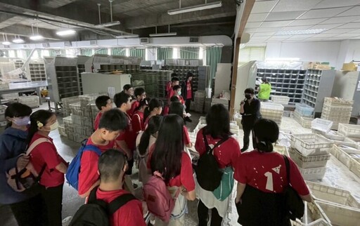 「郵」愛給媽媽 歡慶母親節 新竹郵局邀請國小學童參訪