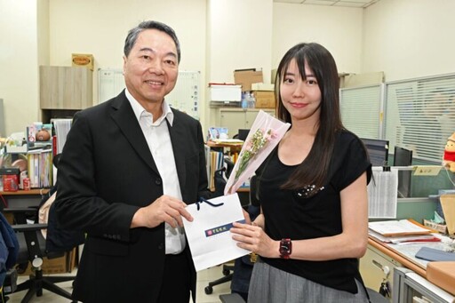 南投縣警察局長親贈康乃馨禮品 感謝警察媽媽奉獻