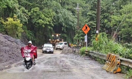 自小客車受困梨山台8線邊坡大雨泥流漫延 和平巡邏警即時救援脫困
