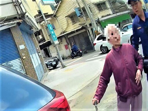 逆向行走路中央 北門警協助失智婦返家