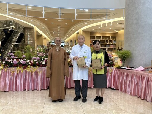 高雄秀傳醫院佛誕節浴佛祈福活動 院長吳明和教授帶領同仁虔誠共沐佛恩