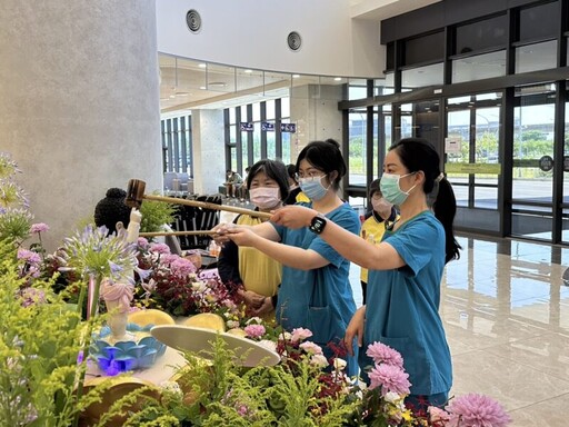 高雄秀傳醫院佛誕節浴佛祈福活動 院長吳明和教授帶領同仁虔誠共沐佛恩