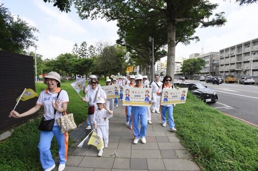 傳愛33-幸福999 太極神龍踩街送福氣 民眾駐足歡樂洋溢