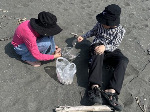 中山大學偕雷科推永續環境教育 舉辦海廢拼貼畫成果展