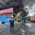高市仁武區塑膠倉庫火警釀空污 環保局即時監控並提醒影響區域注意防範