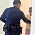誤將自己鎖陽台 後湖警協助民眾脫困