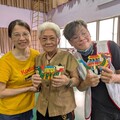 台電高雄區處端午送暖！邀91歲阿嬤開心畫龍舟！