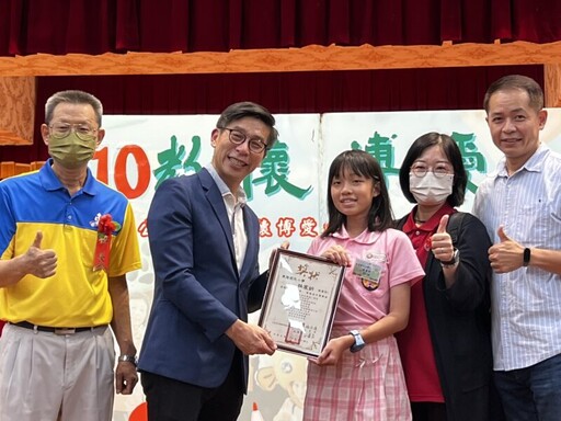 鍾佳濱捐出選舉補助款獻愛心，教懷博愛十年有成