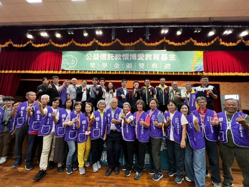 鍾佳濱捐出選舉補助款獻愛心，教懷博愛十年有成