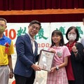鍾佳濱捐出選舉補助款獻愛心，教懷博愛十年有成