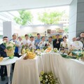 2025高雄夏祭新鮮市美味登場 副市長李懷仁化身帥氣拍賣官 百件水果藝術品搶競標