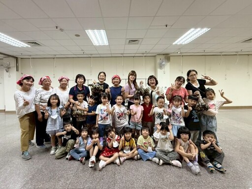 火焰蟲非營利幼兒園幼兒首次體驗端午包粽 新奇有趣