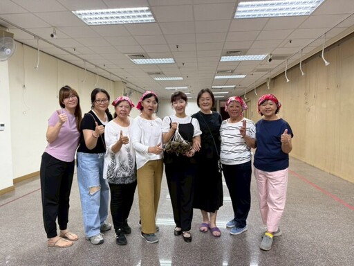 火焰蟲非營利幼兒園幼兒首次體驗端午包粽 新奇有趣