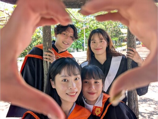 穿學士服搭六福村笑傲飛鷹 最萌創意畢業照拍攝心法