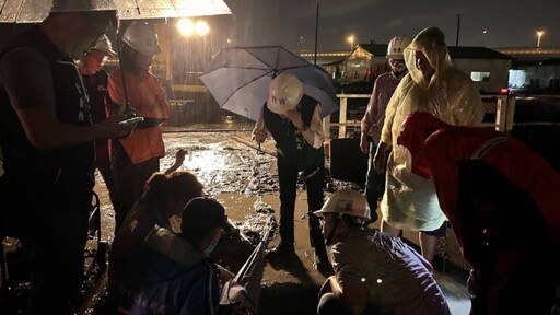 臺南灣裡地區今瞬間強降雨致淹水｜地政局火速動員緊急應變排除