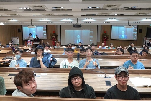 中華大學書院結業式 榮譽書院長錢復剖析川普治國衝擊