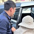 體力不堪負荷 新南警護送老婦返家