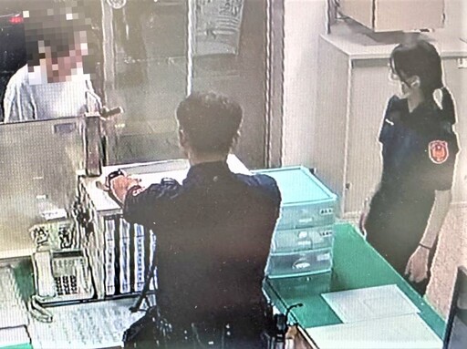 手機沒電困門外 後湖警助少女返家