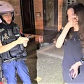 不勝酒力強過街 八掌警助女子安全返家