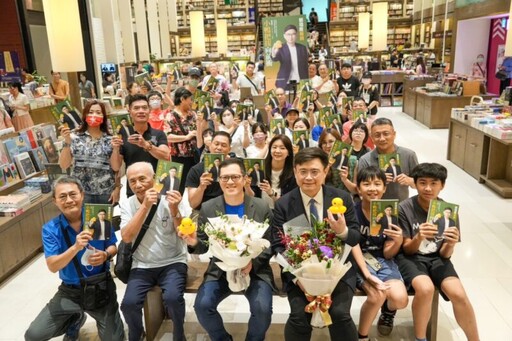 賴瑞隆簽書會分享高雄藝文十年路：從世運小鴨到演唱會經濟重鎮