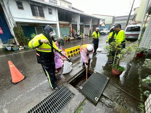 豪大雨來襲前 高市環保局清潔隊全體備戰，提前側溝清疏部署！