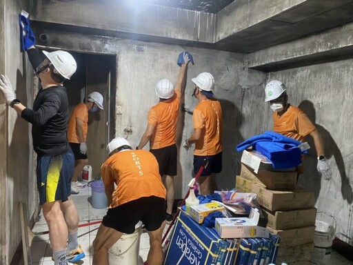 社會局攜手不動產公會修繕弱勢住宅 並致贈安家禮物