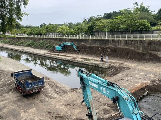 高市鳳山溪進行清淤 提升區域排水效能