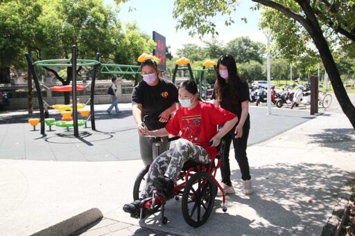 腳踏式輪椅助攻 岡山身障者走入社區