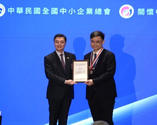 賴瑞隆喜獲國家磐石關懷獎章 肯定推動企業政策與經濟推手
