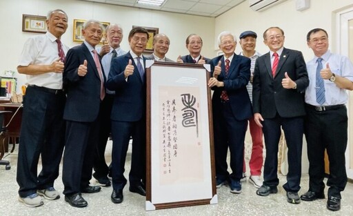 彰顯梓官人愛鄉愛土胸懷 陳金雄《百年樹人 榮耀梓官‧梓官國小百週年紀念專刊 》新書發表會