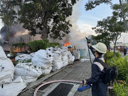 岡山停業工廠堆置廢塑膠引發火警，高雄環保局派員監視空氣品質
