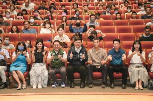 賴瑞隆再頒發獎學金 持續鼓勵優秀學子