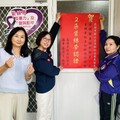 旗山區廣福社區勇奪衛福部2朵紫絲帶認證 社會局長蔡宛芬親貼紅榜力挺
