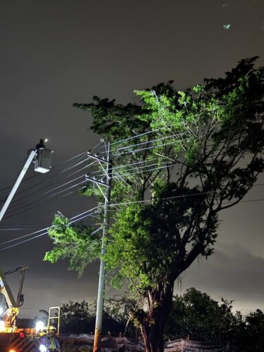 中颱「丹娜絲」致台南重災 台電動員七縣市人力支援力拚復電