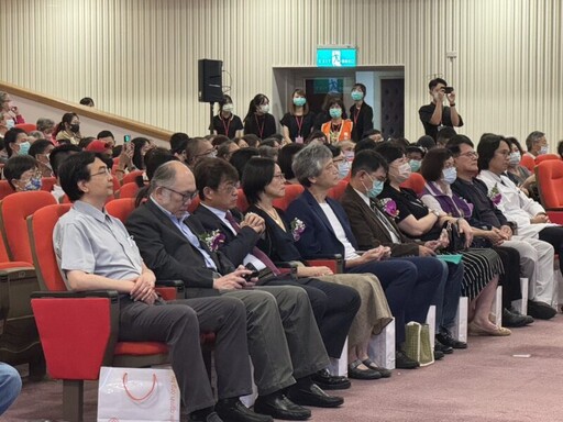 高雄長庚今舉辦器官捐贈追思會，王植熙院長帶領醫護同仁致上最深敬意