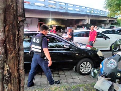 車輛控制鎖故障 竹園警消合力救援反鎖車內女童