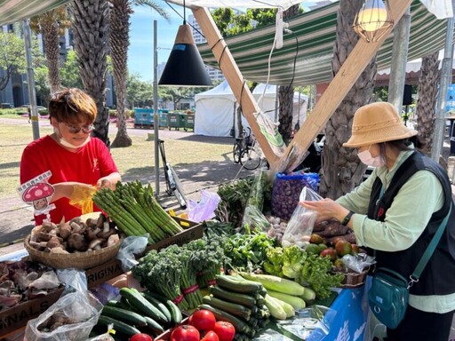 暑期闔家好去處 高雄神農市集七月熱情開展 食農專家教您製作養身「綠拿鐵」