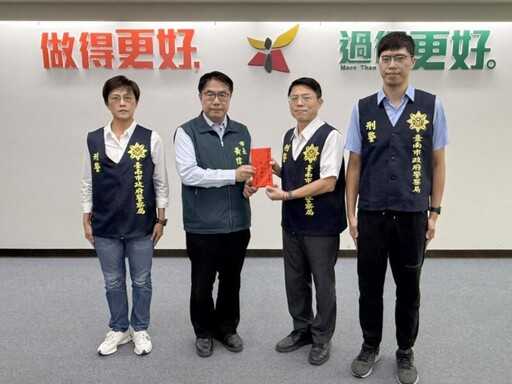 黃偉哲表揚防詐大使譚艾珍及南市刑大查獲非法槍彈有功