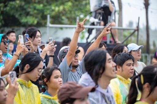 「恆春熱SSR」音樂祭首日大批觀眾風雨無阻 亞洲天王周湯豪壓軸 樂迷湧入墾丁嗨翻天